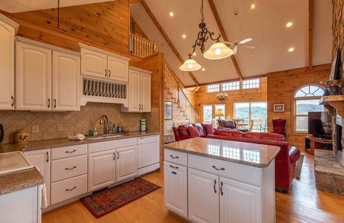 Fleetwood House | Buena Vista- 4bd 3ba, Fireplace, Hot Tub, walk to New River