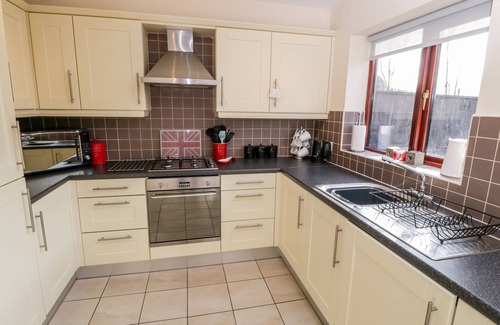 Ruswarp Cottage | BUFFERS, family friendly, with a garden in Whitby