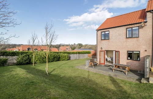 Ruswarp Cottage | BUFFERS, family friendly, with a garden in Whitby