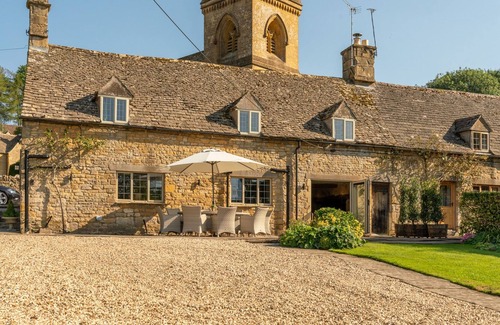 Snowshill Village Cottage | Built in the 1700s and conveniently situated next door to the local village pub, 1 Broughwood Cottag