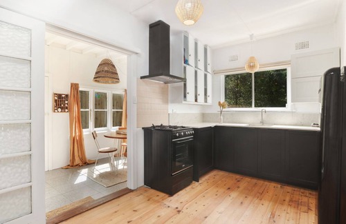 Avalon Beach House | Bungalow 127 at Avalon pde, 800m walk to beach