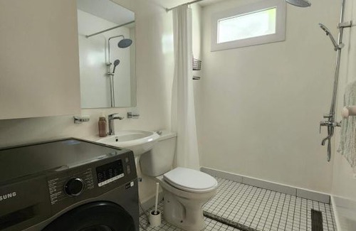 Jumeirah Village Triangle House | Bungalow 8 - Luxury 1-Bedroom Guest House in JVT
