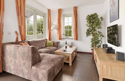 Municipality of Nissewaard House | Bungalow by Water near Rotterdam