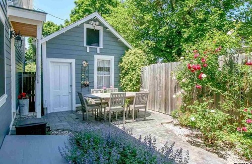 Oakdale House | Bungalow Hudson - cozy 3 BR house with huge garden - steps from Warren Street!