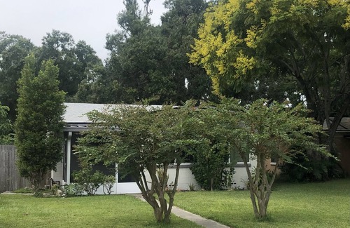 Baldwin Park House | Bungalow on quiet street close to trendy cafes, pubs, and parks. Dogs welcome!