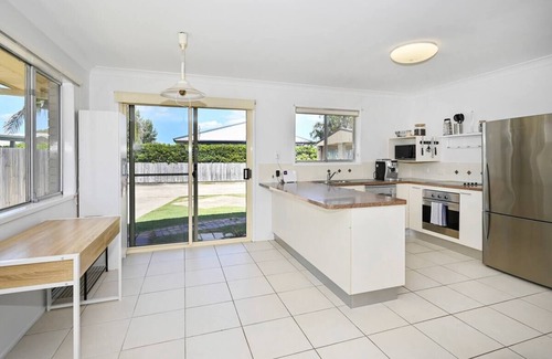Buddina House | Bungalow on the Beach 4 B/R, 8 Guests, Aircon ZG2