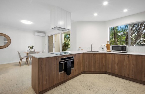 Burleigh Heads Apartment | Burleigh Breeze 2 Bed Beach Walk