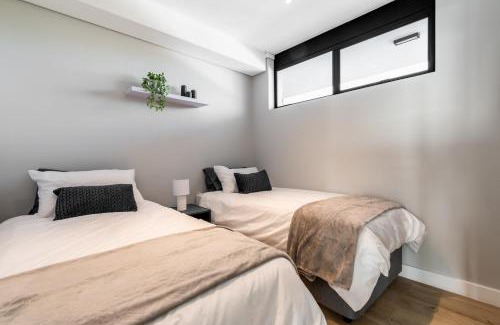 Milnerton Apartment | Burmeister 202 - 2 Bedroom Apartment Across from Ocean - Onsite Free Parking
