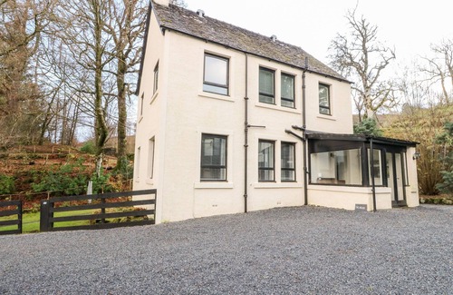 Dalmally Cottage | BURNSIDE HOUSE, family friendly, with a garden in Lochawe