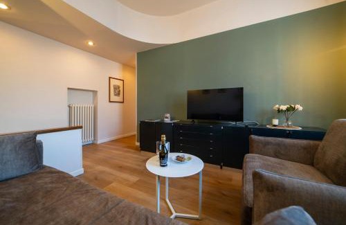 Costa Volpino Apartment | Business House