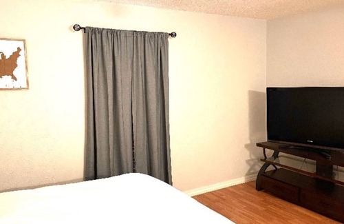 Sherman House | Business Professionals on Bordeaux Private Room 2 : w/ WiFi, Cable & Gym