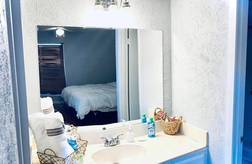 Sherman House | Business Professionals on Bordeaux Private Room 1 : w/ WiFi, Cable & Gym