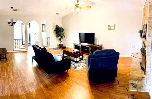 Sherman House | Business Professionals on Bordeaux Private Room 1 : w/ WiFi, Cable & Gym