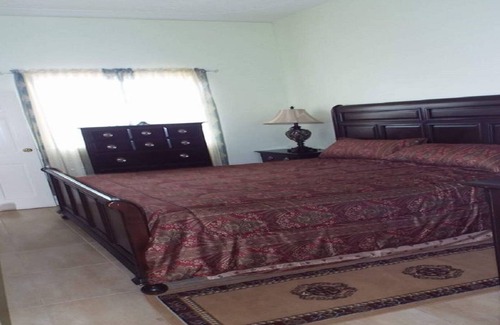 Spanish Town House | Business Travel Rental/BPO Traing and Houseing Sleeps 14+