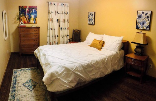Batesville Apartment | Button's Apartment-Cozy vintage-style 2-bedroom place in historic Batesville