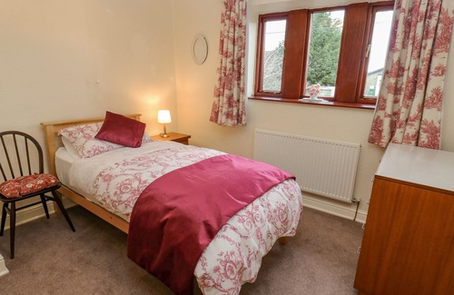 Honley Cottage | BUTTS COTTAGE, character holiday cottage in Farnley Tyas