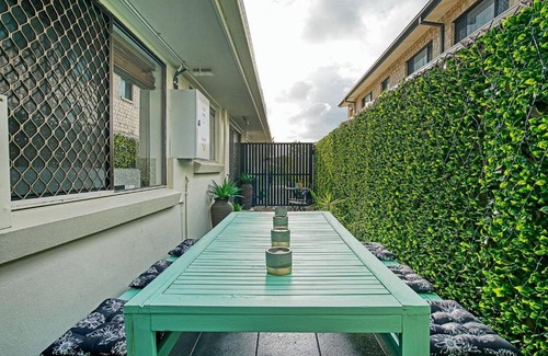 Surfers Paradise Apartment | 'Buzzing Surfers' Vibrant Indoor-outdoor Lifestyle