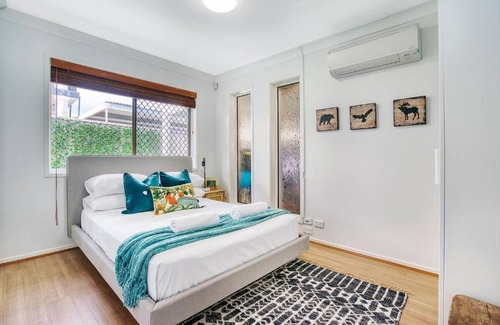 Surfers Paradise Apartment | 'Buzzing Surfers' Vibrant Indoor-outdoor Lifestyle