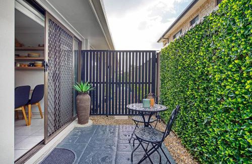 Surfers Paradise Apartment | 'Buzzing Surfers' Vibrant Indoor-outdoor Lifestyle