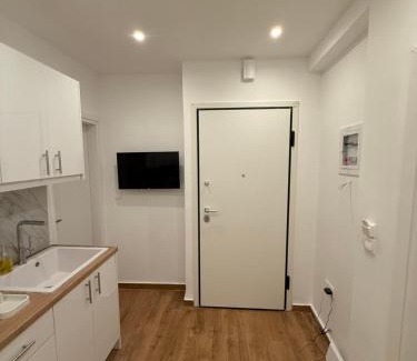 Vyronas Apartment | Byron cozy brand new apartment