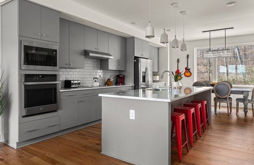 Hermitage Condo | C10 ~ 3 Master Suites ~ Close to BNA ~ 15 Mins to Downtown & Gulch ~ Smart TVs ~ Free Garage Parking