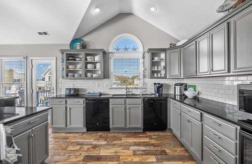 Ocean Hill House | C1256 Modern! Heated Saltwater Pool! Hot Tub! Great Location!