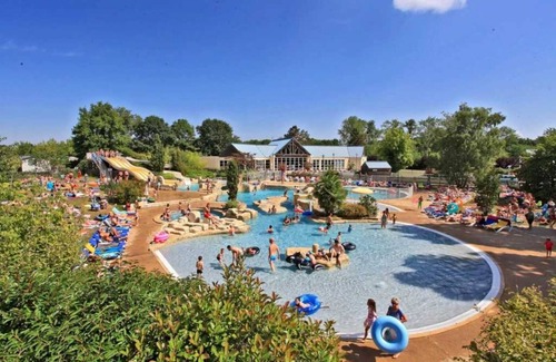 Sainte-Catherine-de-Fierbois House | Camping 5 étoiles - Piscine - ef0ghd