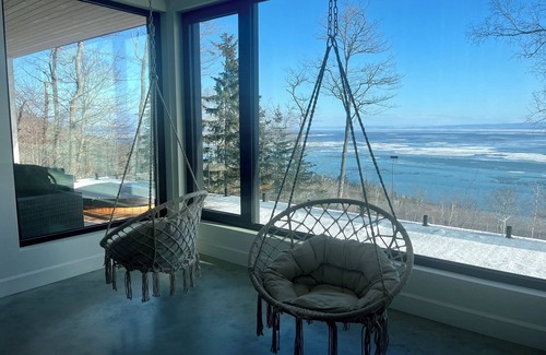 Petite-Riviere-Saint-Francois Villa | The Föss, River, Sauna & Spa