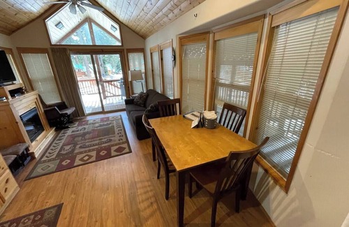 Ashland House | Cabin #18 at Hyatt Lake Resort