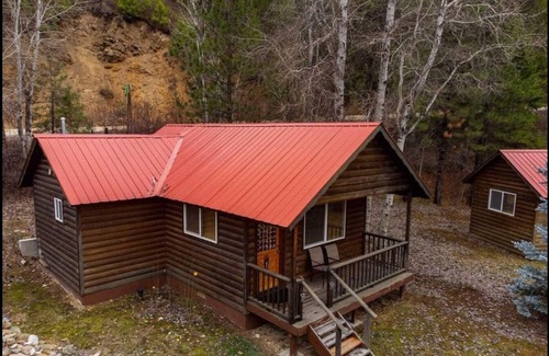Lowman Cabin | Cabin 2 at Southfork Lodge- sleeps up to 6