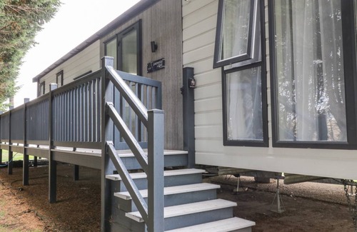 Cayton Bay Cottage | Cabin ∙ 2 bedrooms ∙ 4 guests