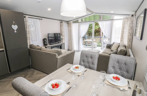 Cayton Bay Cottage | Cabin ∙ 2 bedrooms ∙ 4 guests