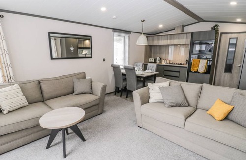 Cayton Bay Cottage | Cabin ∙ 2 bedrooms ∙ 4 guests
