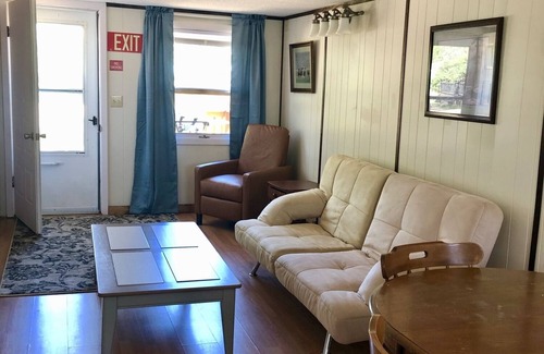 Hot Springs Cabin | Cabin by lake, pet friendly, quiet