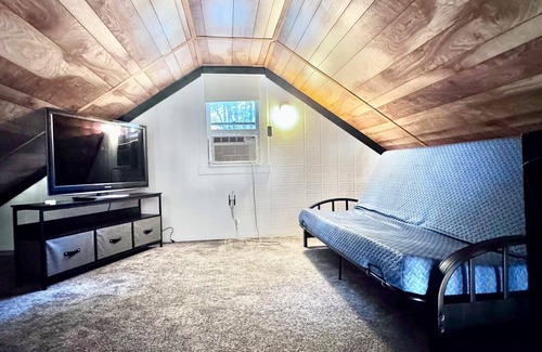Calvin Cabin | Cabin Close to Raystown Lake Hot Tub Fire Pit Newly Renovated
