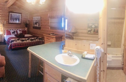 Thayne Cabin | Cabin Creek Inn - Standard King Cabin