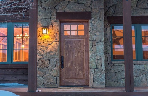 Big Sky House | Cabin in the Heart of Town - WALK to SKI SHUTTLE