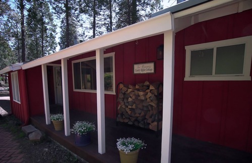 Glencoe Cottage | Cabin in the mountains with private lake and hot tub