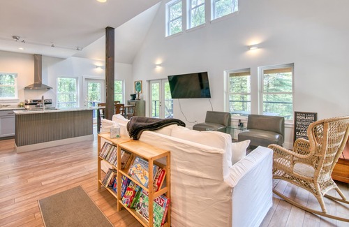 Glenville Cabin | Cabin near lake with grill, outdoor dining, central AC, & washer/dryer
