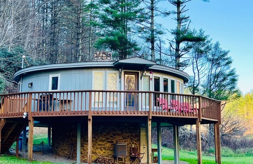 Boone Cottage | Cabin on the New River with large deck to enjoy!