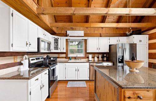 Bristol Cabin | Cabin Retreat w/Pool in Bristol