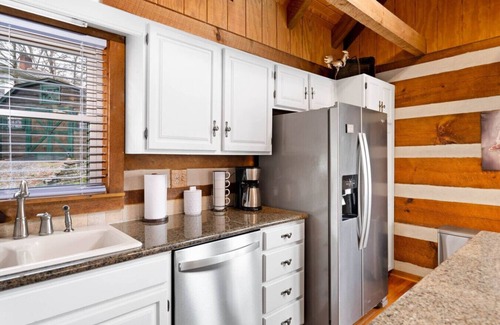 Bristol Cabin | Cabin Retreat w/Pool in Bristol