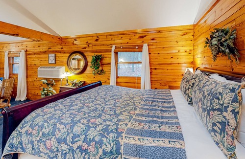 Eureka Springs Cabin | Cabin suite in quiet location with fireplace, grill, cable & AC