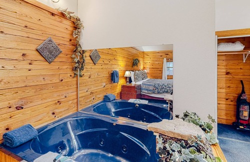Eureka Springs Cabin | Cabin suite in quiet location with fireplace, grill, cable & AC
