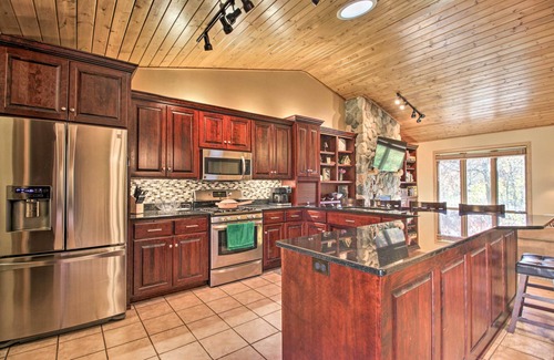 Breezy Point Cabin | Cabin w/Fire Pit & Movie Room, 1 Mi to Lake