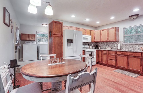 Valley View Apartment | Cabin w/Hot Tub in Valley View: Pets Welcome!