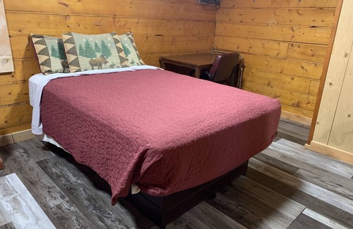 South Fork Cabin | Cabin with 2 Double Beds Sleeps 4