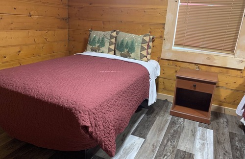 South Fork Cabin | Cabin with 2 Double Beds Sleeps 4