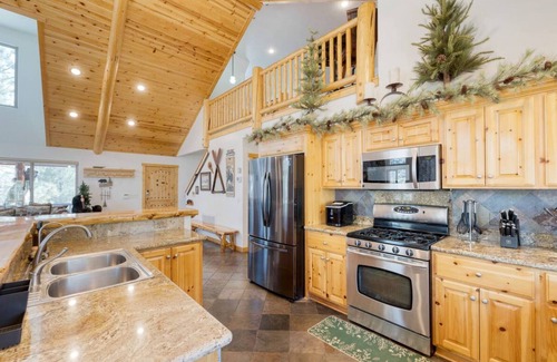 Castle Glen Estates Cabin | Cabin with Air Conditioning, Pool Table, BBQ