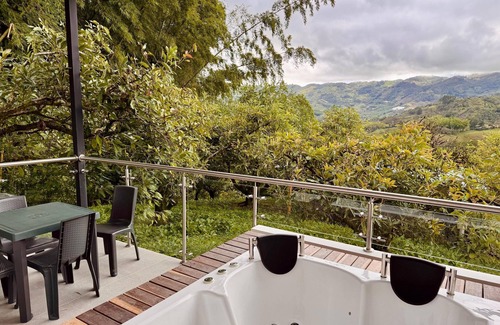 El Penol Ski Chalet | CABIN WITH JACUZZI AND POOL PEÑOL GUATAPE